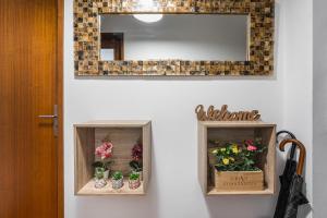 un espejo y algunas plantas en una pared en GuestReady - A brilliant stay near Alma Mall, en Coímbra