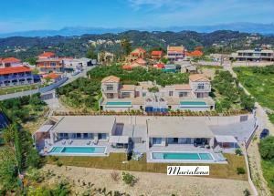 Bazén v ubytovaní Lefkimmiatis Villas Corfu alebo v jeho blízkosti