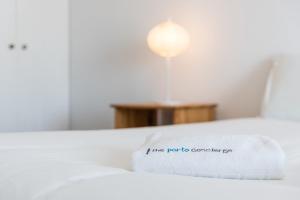 Ein Handtuch, das sagt, ich wurde irgendwo auf einem Bett hingelegt. in der Unterkunft GuestReady - Espinho Beach Flat in Espinho