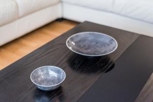 duas tigelas em cima de uma mesa de madeira em GuestReady - Espinho Lux no Porto