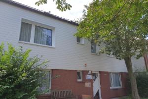 黑尔戈兰岛Haus Hanseatic的一间门前有长凳的房子