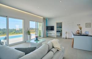 Televízia a/alebo spoločenská miestnosť v ubytovaní Lefkimmiatis Villas Corfu