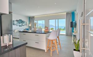 Kuchyňa alebo kuchynka v ubytovaní Lefkimmiatis Villas Corfu