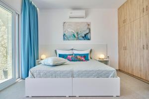 Posteľ alebo postele v izbe v ubytovaní Lefkimmiatis Villas Corfu
