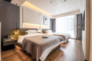 Łóżko lub łóżka w pokoju w obiekcie Shanming Boutique Homestay