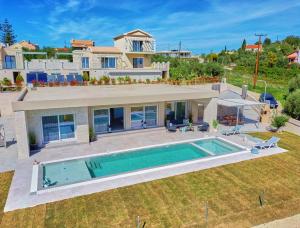 Bazén v ubytovaní Lefkimmiatis Villas Corfu alebo v jeho blízkosti