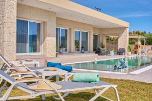 Bazén v ubytovaní Lefkimmiatis Villas Corfu alebo v jeho blízkosti