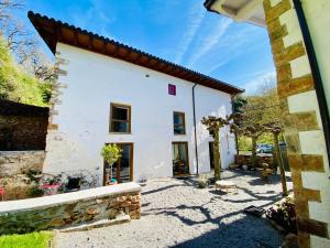 Casa blanca con pared de piedra en Venta de Arrieta, en Saragüeta