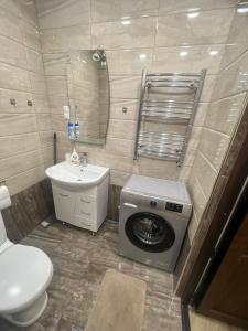 La salle de bains est pourvue de toilettes et d'un lave-linge. dans l'établissement Gayan, à Erevan