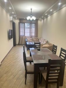- un salon avec une table, des chaises et un canapé dans l'établissement Gayan, à Erevan