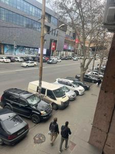 2 personnes marchant dans une rue de la ville avec des voitures garées dans l'établissement Gayan, à Erevan