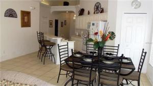 cocina y comedor con mesa y sillas en Lovely 4Bd Gm Spa Pool Hm Glenbrook-1616MSD, en Orlando
