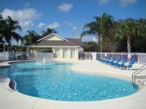 una piscina con sillas y una fuente en Lovely 4Bd Gm Spa Pool Hm Glenbrook-1616MSD, en Orlando