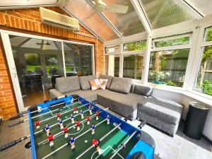 ein Wohnzimmer mit einer Tischtennisplatte in der Unterkunft Paradigm Villa, Oxford,4 Bedroom, 4 Free Parking Spaces in Oxford