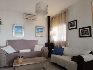 sala de estar con sofá y silla en Casa Rosita Relax - Piscina y gran terraza, en Aguadulce