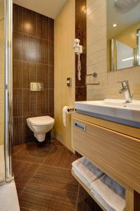 une salle de bain avec un lavabo et des toilettes dans l'établissement Hotel Ponteo - Activity Park, à Bratislava