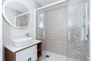 Ванная комната в Cedofeita Sunny Apartment - Balcony & Parking