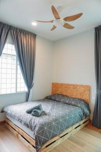 Katil atau katil-katil dalam bilik di Private Jacuzzi Pool homestay with 10-14 paxx