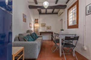 un salon avec un canapé et une table dans l'établissement Central Apartment With Private Courtyard!, à Bologne