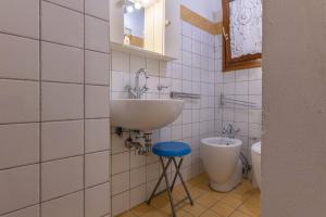une salle de bain avec un lavabo et des toilettes dans l'établissement Central Apartment With Private Courtyard!, à Bologne