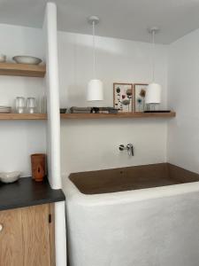 cocina con bañera grande en una habitación en Cortijo Rancho Verde, en Colmenar