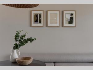 sala de estar con sofá y mesa con jarrón en De Parel - Mystical spaces to discover! en Zeewolde
