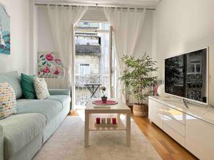 ein Wohnzimmer mit einem Sofa und einem Tisch in der Unterkunft Luxury Centro de Vigo Balcony in Vigo
