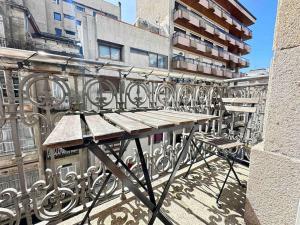 einen Tisch und Stühle auf dem Balkon eines Gebäudes in der Unterkunft Luxury Centro de Vigo Balcony in Vigo