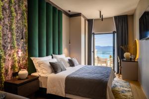 1 dormitorio con cama y pared verde en Winery Rizman B&B, en Slivno Ravno