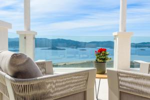 balcón con mesa, sillas y vistas al agua en Winery Rizman B&B, en Slivno Ravno