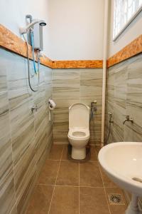 Bilik mandi di Private Jacuzzi Pool homestay with 10-14 paxx
