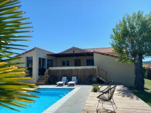 Un patio trasero con piscina y una casa. en Gîte Le vallon des vignes, en Vallon-Pont-dʼArc 28 fotos más