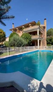 a swimming pool in front of a house at Casa Gilgar Olite in Olite
