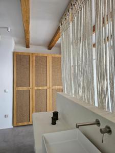 uma casa de banho com um lavatório e uma grande janela em Lefki Sokolata em Koufonisia