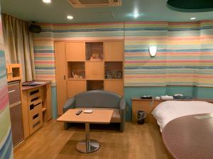 仙台的住宿－ホテル　るテラスⅡ，客房设有一张床、一张桌子和一张桌子。
