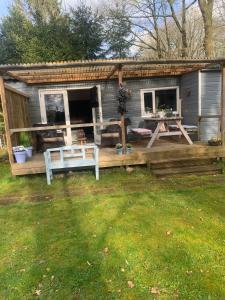 Cette petite maison dispose d'une terrasse couverte et d'une table de pique-nique. dans l'établissement De Bosuil, à Eext