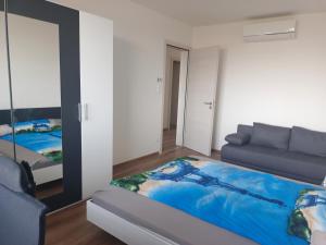 ein Schlafzimmer mit einem Bett und einem Sofa in der Unterkunft Moderní luxusní sdílený rodinný apartmán 