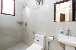 Koupelna v ubytování Homlee-Vasundhara 3BHK Flat- kitchen-Parking-Lift