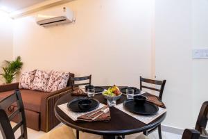 Posezení v ubytování Homlee-Vasundhara 3BHK Flat- kitchen-Parking-Lift
