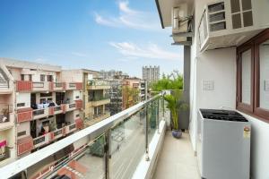 Balkón nebo terasa v ubytování Homlee-Vasundhara 3BHK Flat- kitchen-Parking-Lift