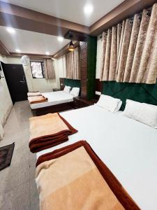 En eller flere senger på et rom på Green leaf Hotel