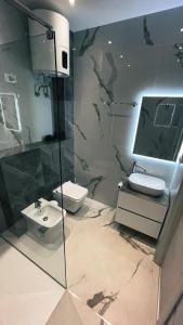 y baño con lavabo, aseo y espejo. en Loft Office 2 en Castel Maggiore