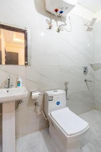 Koupelna v ubytování Homlee-Vasundhara 3BHK Flat- kitchen-Parking-Lift + 37 fotografií