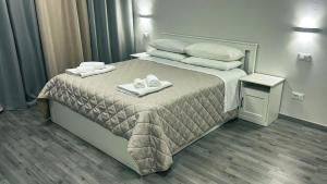 1 dormitorio con 1 cama con toallas en Loft Office 2 en Castel Maggiore