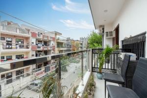 Balkón nebo terasa v ubytování Homlee-Vasundhara 3BHK Flat- kitchen-Parking-Lift