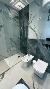 y baño con aseo, ducha y lavamanos. en Loft Office 2 en Castel Maggiore