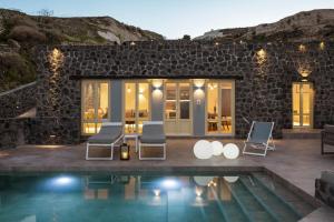 uma villa com uma piscina e uma casa em Almarossa Luxury Villas em Vourvoúlos