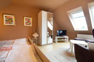 1 dormitorio con 1 cama y sala de estar en Ferienwohnungen auf dem Carlshof in Jork - Altes Land, en Jork