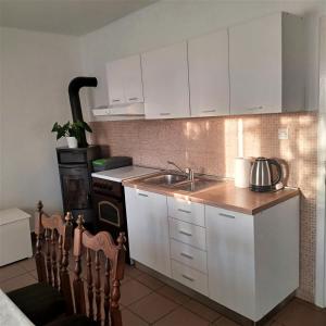 Kuchyň nebo kuchyňský kout v ubytování Apartmani Nada