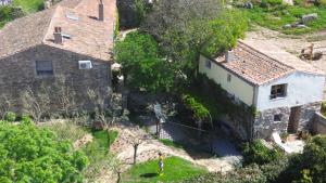 - une vue aérienne sur une maison avec une cour dans l'établissement La Casa de los Arribes, à Fornillos de Fermoselle